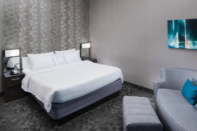 غرفة بسرير كينج بحوض استحمام لذوي الإعاقة، Courtyard Omaha Downtown/Old Market Area 3/8