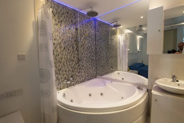 استوديو رومانسي بسرير كوين بحوض جاكوزي، Nissi 49 Apartments 7/9