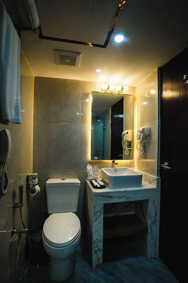 Deluxe King Room, Unique Regency Hotel Dhaka 10/12