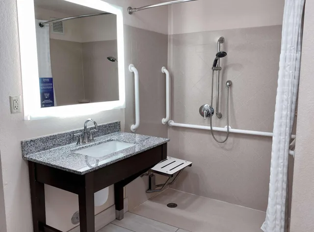 غرفة بسرير كوين لذوي الإعاقة، Homewood Suites by Hilton Eatontown 2/2