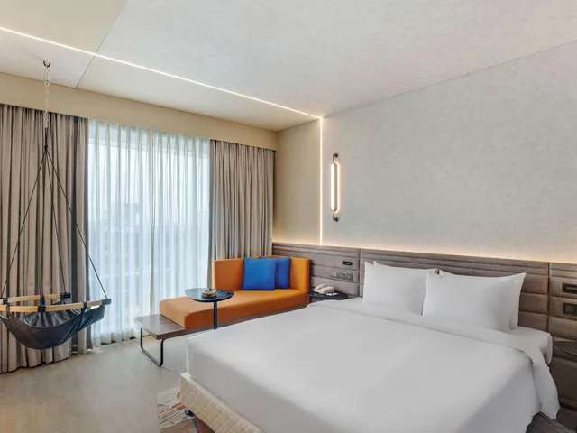 غرفة بريميير بسرير كينج مع دخول الصالة، Novotel Pune Nagar Road 1/3