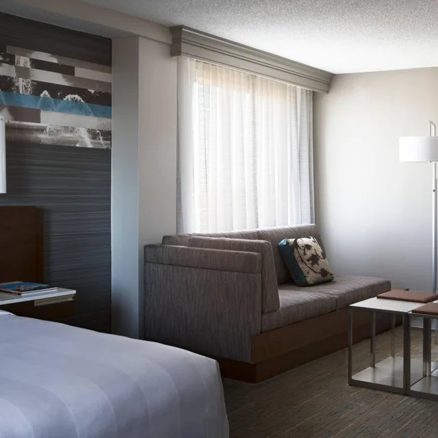 غرفة تنفيذية بسريرين كوين مع أريكة، Kansas City Marriott Country Club Plaza 2/6