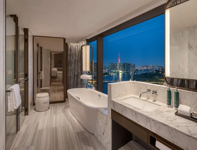 غرفة بريميوم ركنية بسرير كينج بإطلالة على النهر، Hilton Saigon 3/4