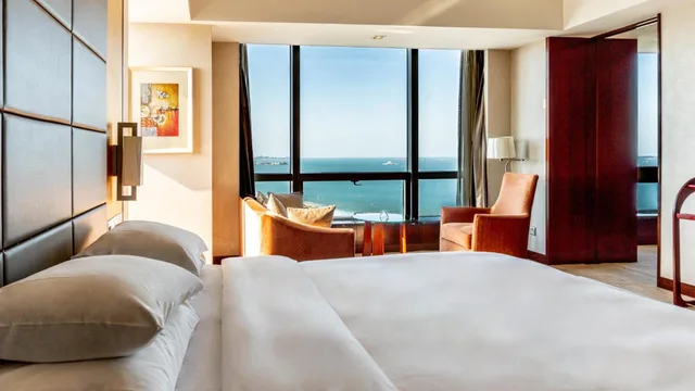 غرفة ديلوكس بسرير كينج بإطلالة على البحر للمدخنين، Crowne Plaza Yantai Seaview 1/7