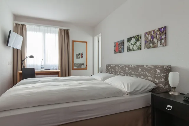 غرفة اقتصادية بسرير كوين، Berghotel Randolins 4/10