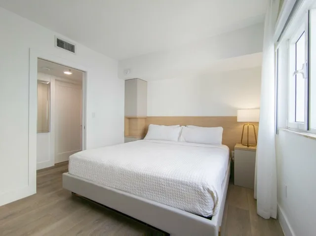 غرفة ديلوكس بسرير كينج بإطلالة على البحر بشرفة بغرفة نوم واحدة مع أريكة، Bentley Hotel South Beach 1/2