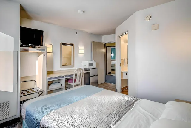 غرفة بسرير كوين لذوي الإعاقة، Econo Lodge Menomonie WI 1/10