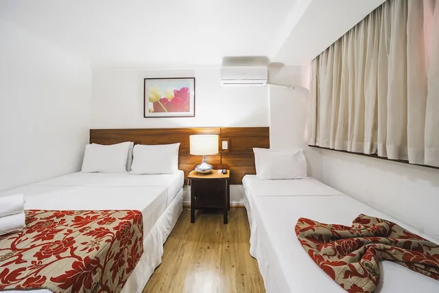 غرفة تنفيذية رباعية بسرير مزدوج وسريرين منفصلين، Hotel Dan Inn Curitiba By Nacional Inn 4/10