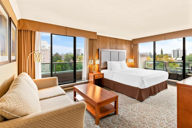 غرفة بسرير كينج مع أريكة، Best Western PLUS Inner Harbour Hotel 2/5