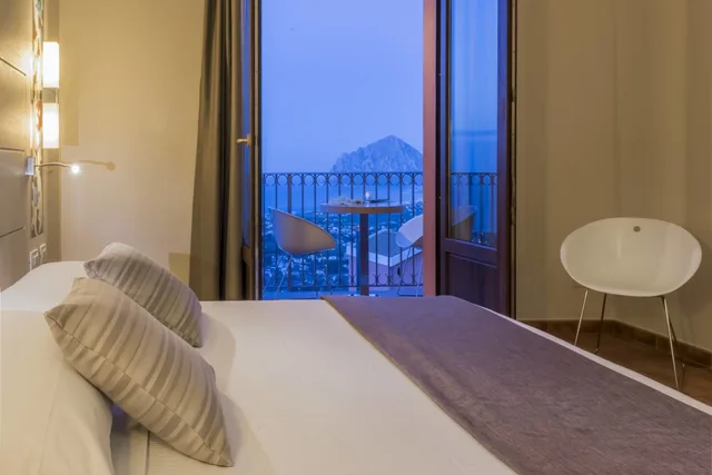 جناح بسرير مزدوج بإطلالة على البحر مع أريكة، Parco Degli Aromi Resort Spa 8/8