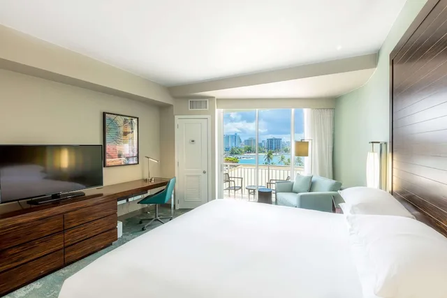 غرفة بسرير كينج بإطلالة على البحر لذوي الإعاقة، Caribe Hilton 1/8