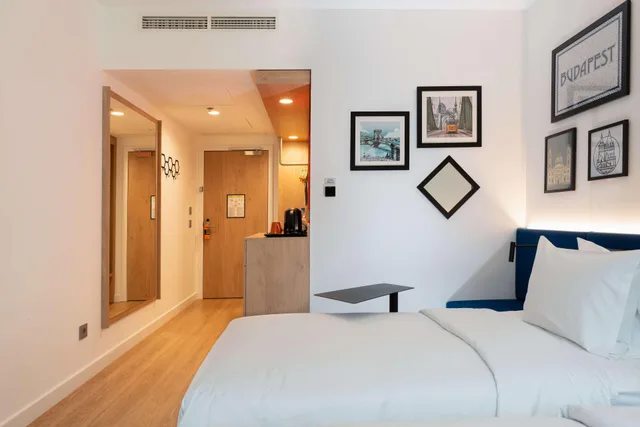Standard, Twin Beds, Hampton by Hilton Budapest City Centre 1/6