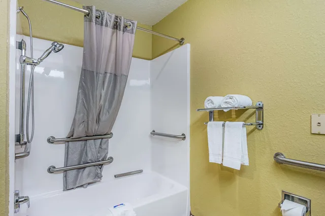 1 Queen Bed - Mobility Access Tub Ste Nsmk، Motel6 Canton GA 6/6