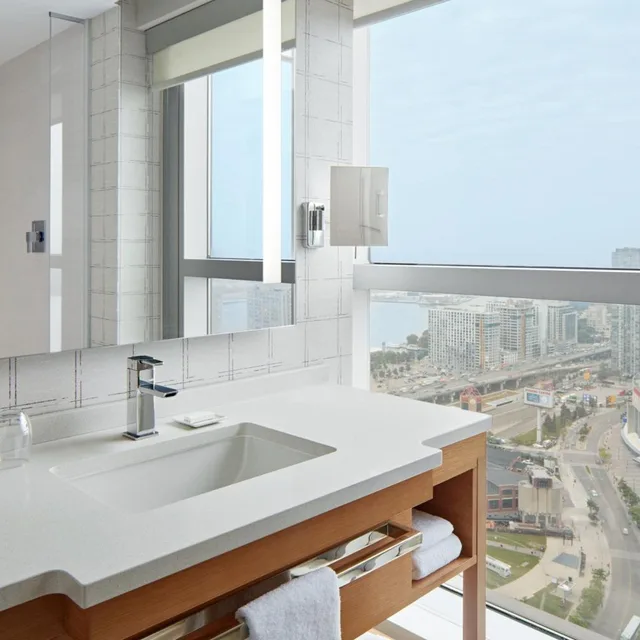 Guest Room, King Bed, Tower View، Delta Toronto 7/14