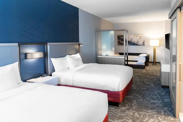 جناح كبير بسريرين كوين مع سرير سحّاب إضافي مع أريكة لذوي الإعاقة، SpringHill Suites by Marriott Overland Park Leawood 1/3