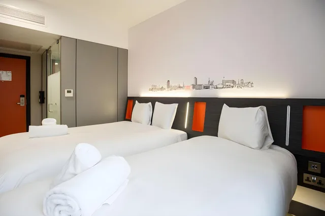 غرفة عائلية بسرير مزدوج وسرير فردي، easyHotel Sheffield City Centre 11/11