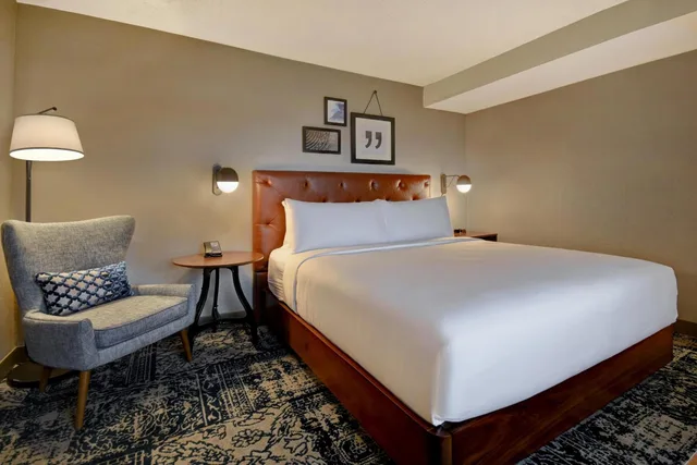 غرفة بسرير كينج بحوض استحمام لذوي الإعاقة، Four Points By Sheraton Boston Newton 8/10