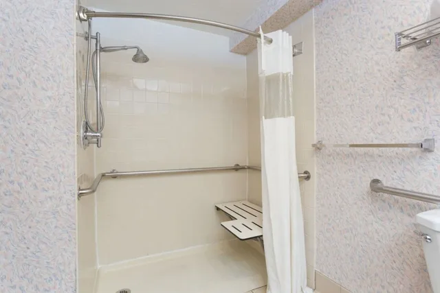 غرفة بسرير كينج لذوي الإعاقة، Ramada By Wyndham Portland 7/8