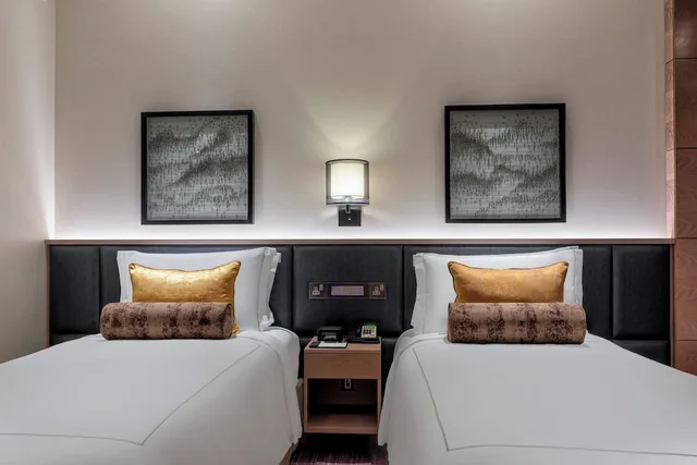 Taj Club, Twin Beds, Balcony، Taj Jumeirah Lakes Towers 5/6