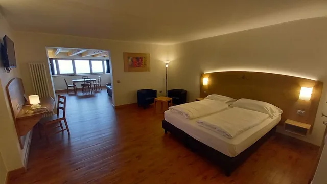 جناح بسريرين كوين وسريرين منفصلين بإطلالة على الجبل بغرفتي نوم، Hotel Monte Bondone 1/2