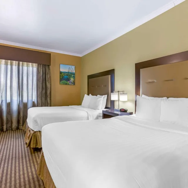 Suite, Queen Bed, Royal Sun Inn & Suites 4/7