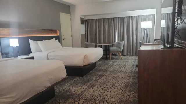 غرفة كلوب بسريرين مزدوجين، The Plaza Hotel Columbus at Capital Square 1/5