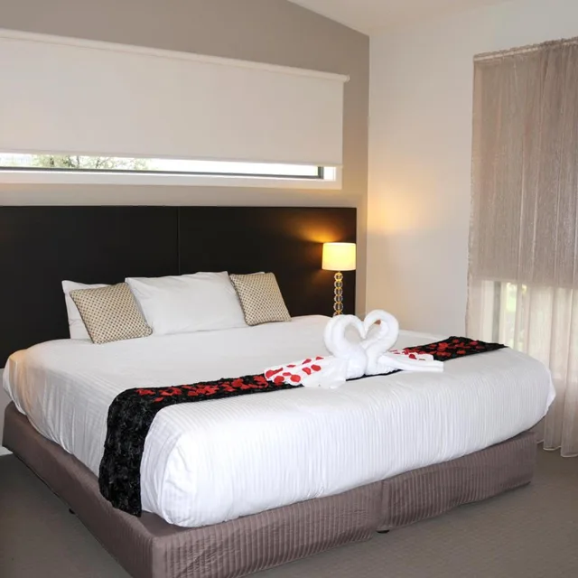 1 Bedroom, Suite, King Bed, Quality Hotel Point Cook 3/8