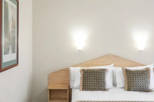 غرفة قياسية بسرير كوين وسرير فردي بحوض استحمام، Presidential Motel 4/4