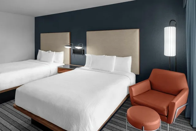 غرفة بسريرين كوين بشرفة، Courtyard by Marriott Flint Grand Blanc 2/3