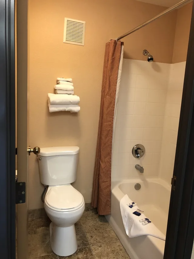 غرفة بسرير كينج بحوض جاكوزي، Americas Best Value Inn & Suites Forest Grove Hillsboro 4/6