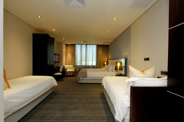 غرفة عائلية رباعية بسرير كينج وسريرين منفصلين بحوض استحمام، Coastlands Umhlanga Hotel 1/5