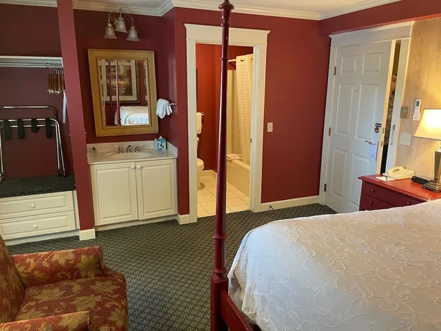 غرفة بسرير كينج وسرير كوين بإطلالة على المرفأ، Harbour View Inn 7/9