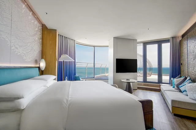 جناح بسرير كينج بإطلالة على البحر بشرفة، Qinhuangdao Marriott Resort 2/4