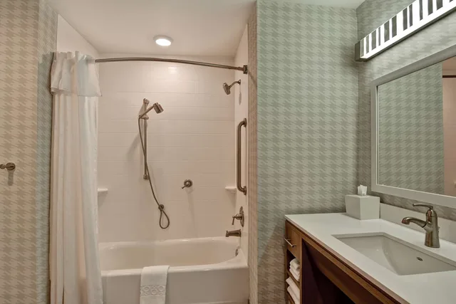جناح استوديو بسرير كينج لذوي الإعاقة، Home2 Suites by Hilton Tampa USF Near Busch Gardens 2/5
