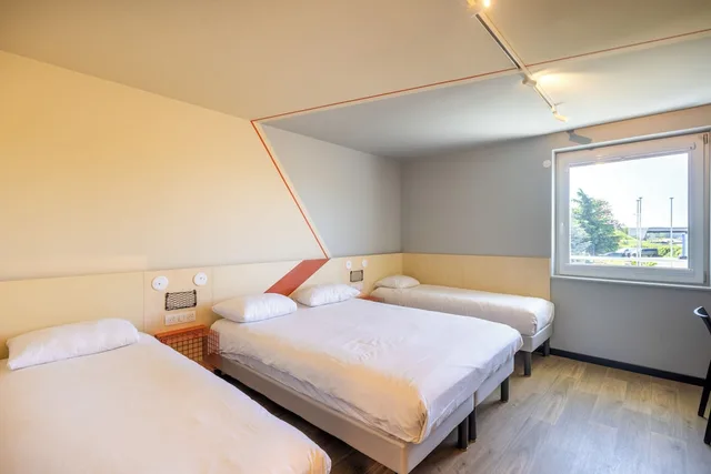 غرفة ثلاثية بسرير مزدوج وسرير بطابقين، Ibis Budget Strasbourg Sud Illkirch Geispolsheim 3/10