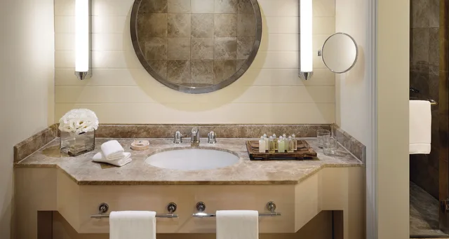 غرفة تنفيذية بسرير كينج بإطلالة على البحر، Movenpick Hotel Beirut 9/10