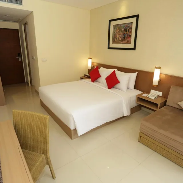 غرفة ديلوكس بسرير مزدوج بإطلالة على المسبح في طابق مرتفع، Grand La Walon Hotel 4/10