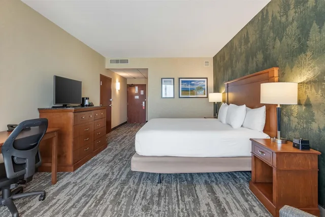 2 Rooms, Deluxe, King Bed, Bathtub, Accessible, Drury Inn and Suites Denver Central Park 2/3