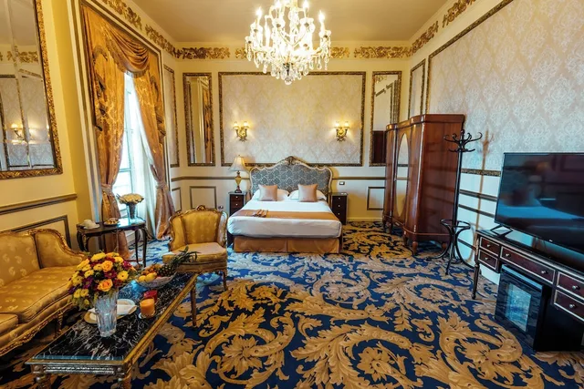 Golden Paradise Suite Direct Sea View with Light Dinner، Le Metropole Luxury Heritage Hotel Since 1902 by Paradise Inn Group 4/10