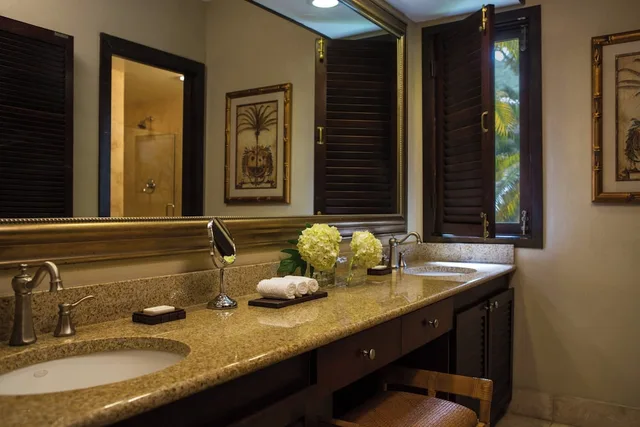 جناح جونيور بسرير كينج بإطلالة على البحر مع أريكة بمطبخ صغير، Carambola Beach Resort St. Croix, US Virgin Islands 2/3