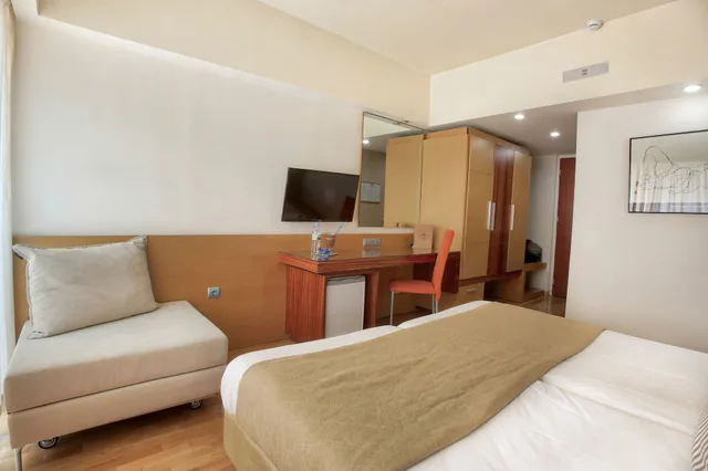 Superior, Double Bed, Street View، Capsis Astoria 7/10