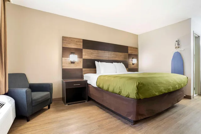 غرفة بسرير كينج، Quality Inn Panama City North 3/6