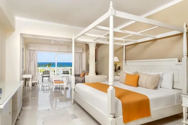 غرفة ديلوكس بسرير كينج بإطلالة على البحر، Bahia Principe Escape Runaway Bay 1/2