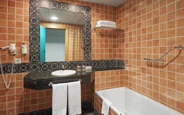 Sol, Twin Beds, Sea Front, Sofa، Sol Barbados 2/3