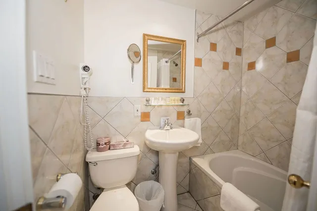غرفة قياسية بسرير كوين، Manoir Sherbrooke 5/5