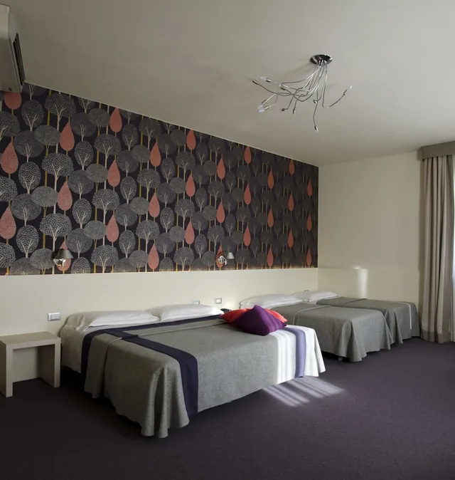 غرفة ثلاثية بسرير مزدوج وسرير فردي، Key Hotel 1/4