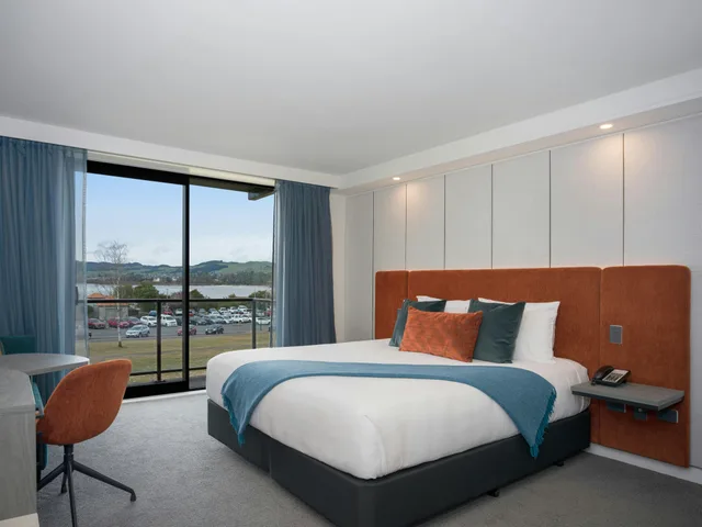 غرفة سوبيريور بسرير كينج بإطلالة على البحيرة، Millennium Hotel Rotorua 2/4