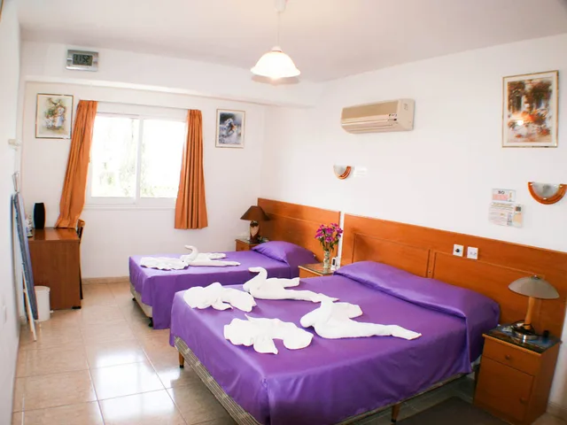 شقة ديلوكس بسريرين منفصلين بشرفة بغرفتي نوم مع أريكة، Apollonia Holiday Apartments 2/3