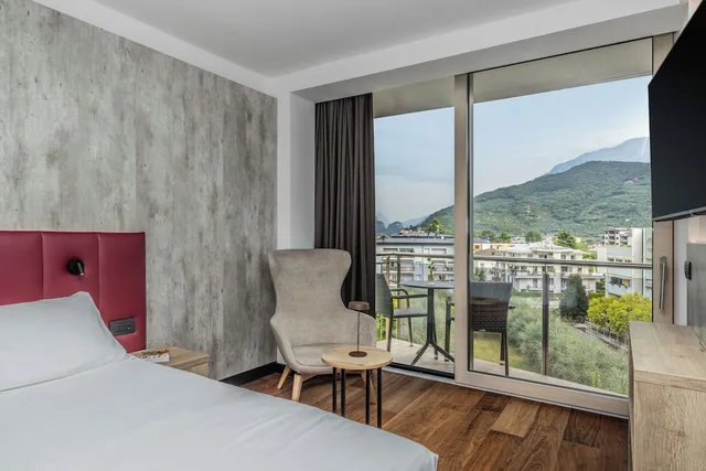 جناح بسرير كوين بإطلالة على البحيرة مع أريكة، Hotel Garda 1/7