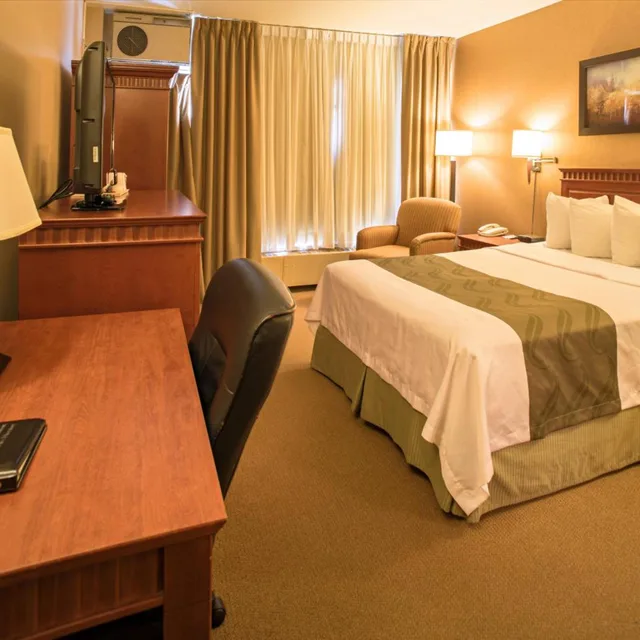 غرفة بسرير كينج وسرير كوين، Quality Inn & Suites P.E. Trudeau Airport 3/6